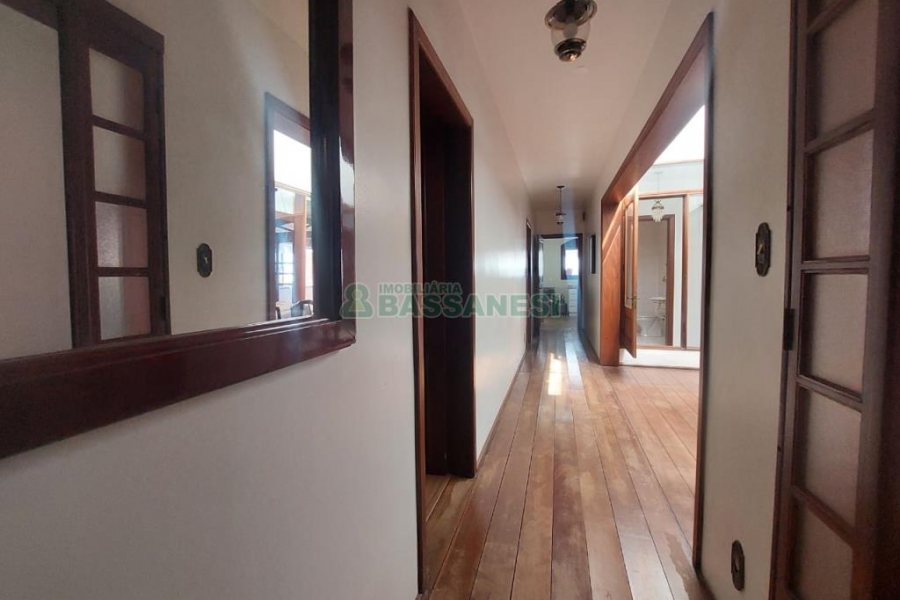 Casa Mobiliada com 370m², 5 dormitórios, 4 vagas, no bairro Nossa Senhora de Lourdes em Caxias do Sul para Alugar