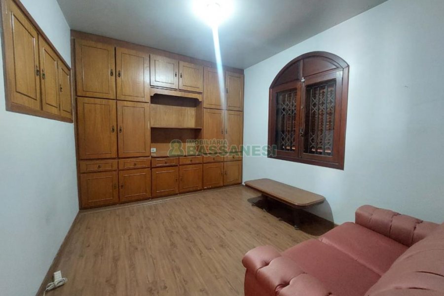 Casa Mobiliada com 370m², 5 dormitórios, 4 vagas, no bairro Nossa Senhora de Lourdes em Caxias do Sul para Alugar