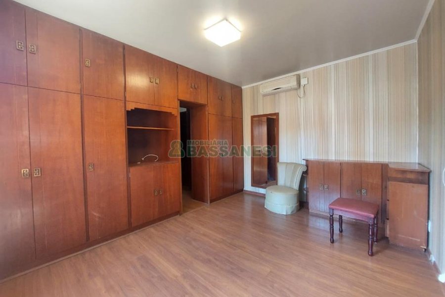 Casa Mobiliada com 370m², 5 dormitórios, 4 vagas, no bairro Nossa Senhora de Lourdes em Caxias do Sul para Alugar