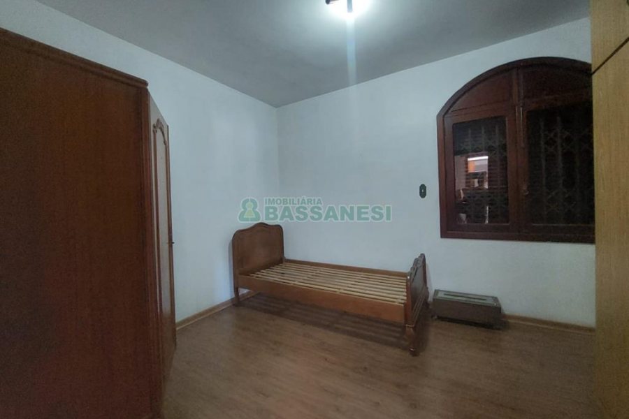 Casa Mobiliada com 370m², 5 dormitórios, 4 vagas, no bairro Nossa Senhora de Lourdes em Caxias do Sul para Alugar