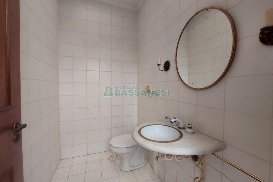 Casa Mobiliada com 370m², 5 dormitórios, 4 vagas, no bairro Nossa Senhora de Lourdes em Caxias do Sul para Alugar