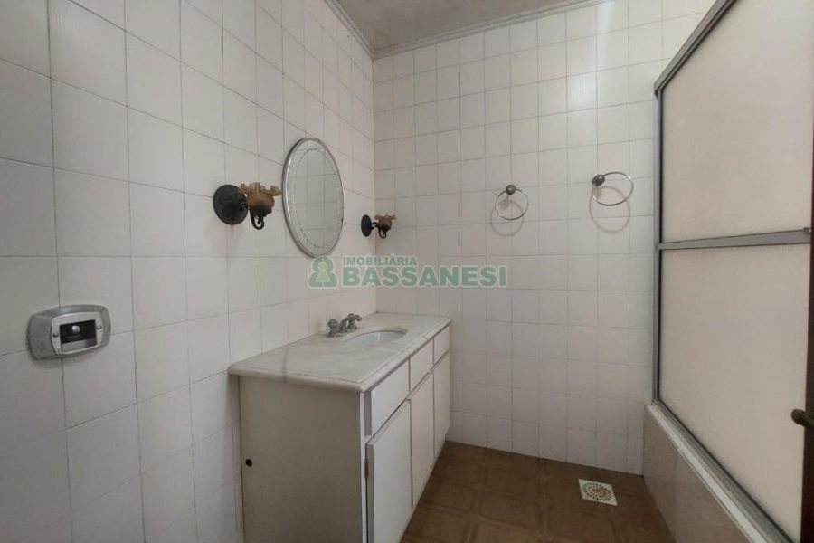 Casa Mobiliada com 370m², 5 dormitórios, 4 vagas, no bairro Nossa Senhora de Lourdes em Caxias do Sul para Alugar