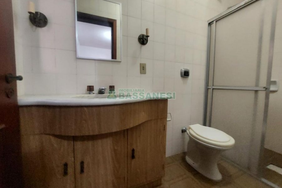 Casa Mobiliada com 370m², 5 dormitórios, 4 vagas, no bairro Nossa Senhora de Lourdes em Caxias do Sul para Alugar