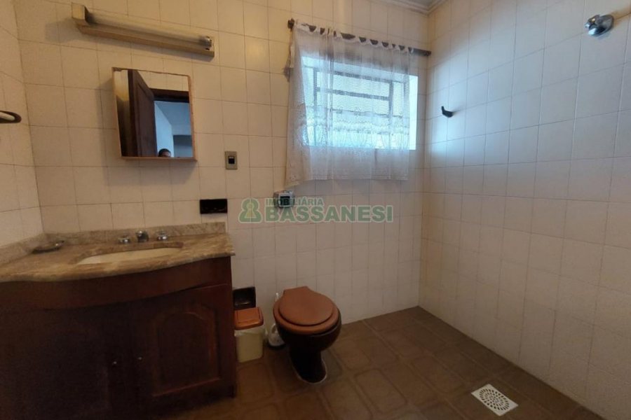 Casa Mobiliada com 370m², 5 dormitórios, 4 vagas, no bairro Nossa Senhora de Lourdes em Caxias do Sul para Alugar