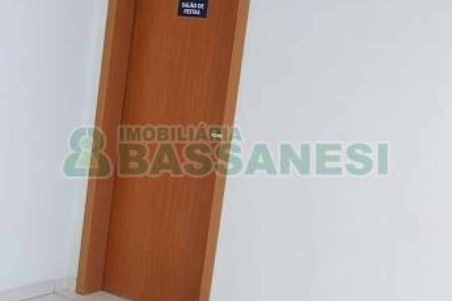 Kitinete com 25m², 1 dormitório, no bairro Cidade Nova em Caxias do Sul para Comprar