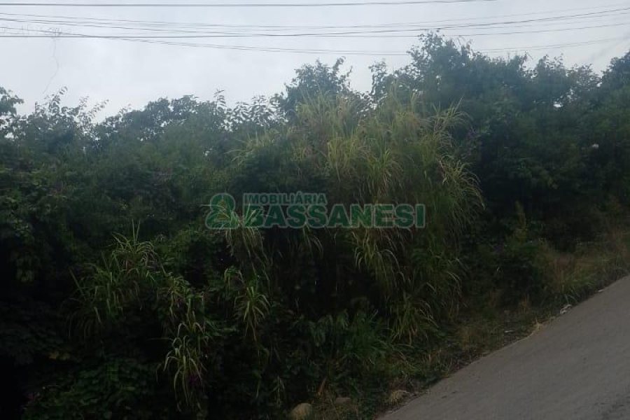 Terreno com 940m², no bairro Vila Lobos em Caxias do Sul para Comprar