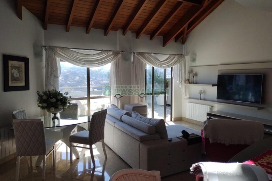 Apartamento com 245m², 3 dormitórios, 2 vagas, no bairro Centro em Caxias do Sul para Alugar ou Comprar