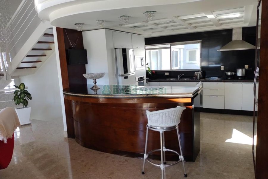 Apartamento com 245m², 3 dormitórios, 2 vagas, no bairro Centro em Caxias do Sul para Alugar ou Comprar