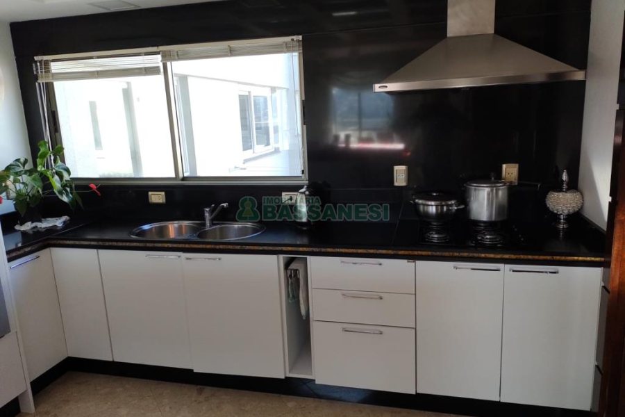 Apartamento com 245m², 3 dormitórios, 2 vagas, no bairro Centro em Caxias do Sul para Alugar ou Comprar