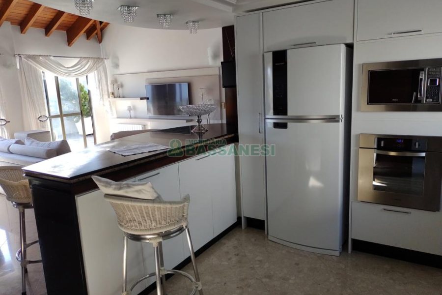 Apartamento com 245m², 3 dormitórios, 2 vagas, no bairro Centro em Caxias do Sul para Alugar ou Comprar