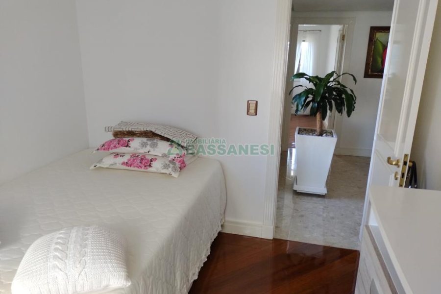 Apartamento com 245m², 3 dormitórios, 2 vagas, no bairro Centro em Caxias do Sul para Alugar ou Comprar