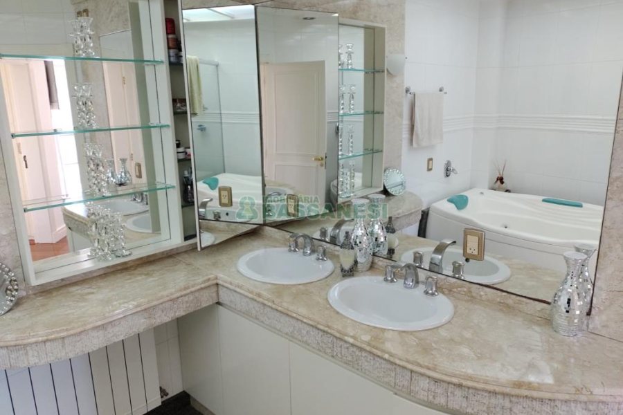 Apartamento com 245m², 3 dormitórios, 2 vagas, no bairro Centro em Caxias do Sul para Alugar ou Comprar