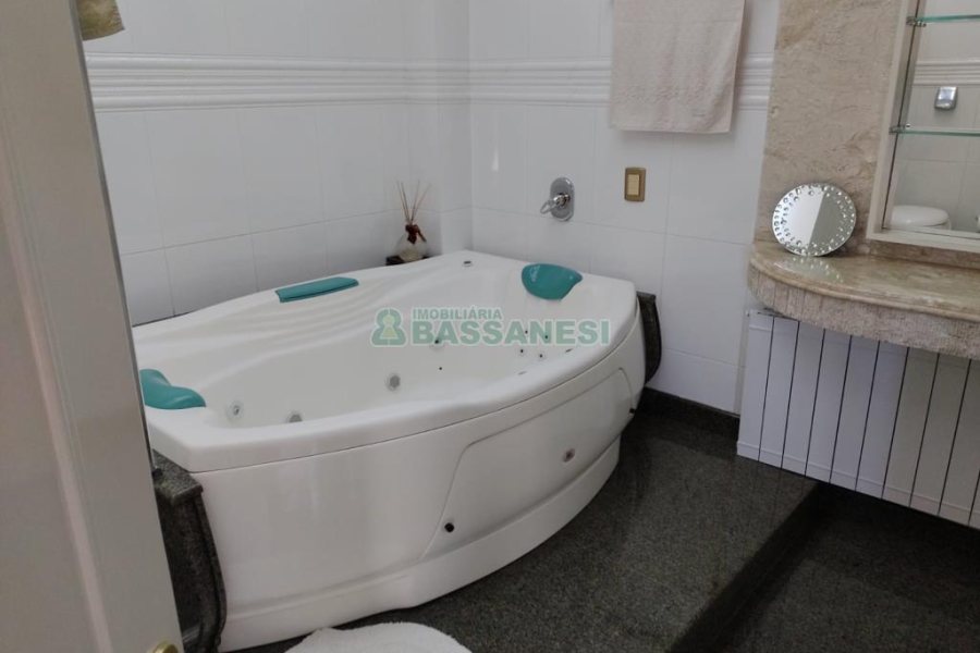 Apartamento com 245m², 3 dormitórios, 2 vagas, no bairro Centro em Caxias do Sul para Alugar ou Comprar