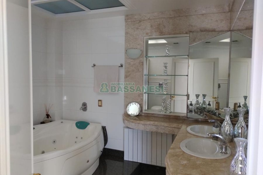 Apartamento com 245m², 3 dormitórios, 2 vagas, no bairro Centro em Caxias do Sul para Alugar ou Comprar