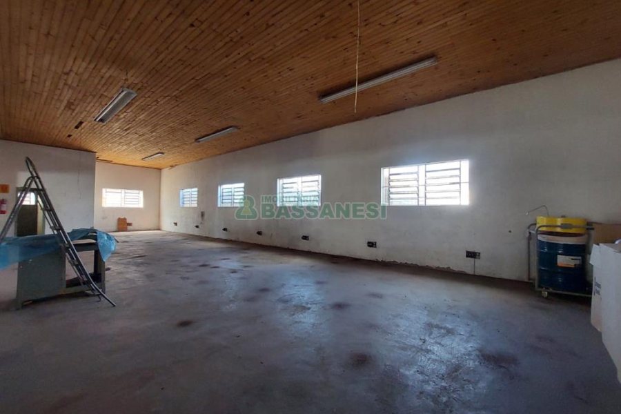 Pavilhão com 520m², no bairro Pio X em Caxias do Sul para Comprar