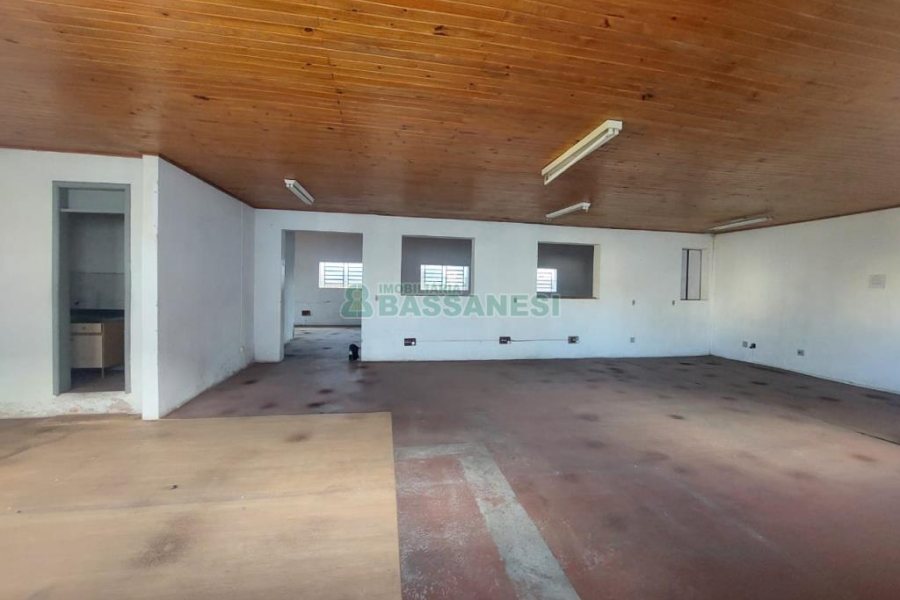 Pavilhão com 520m², no bairro Pio X em Caxias do Sul para Comprar