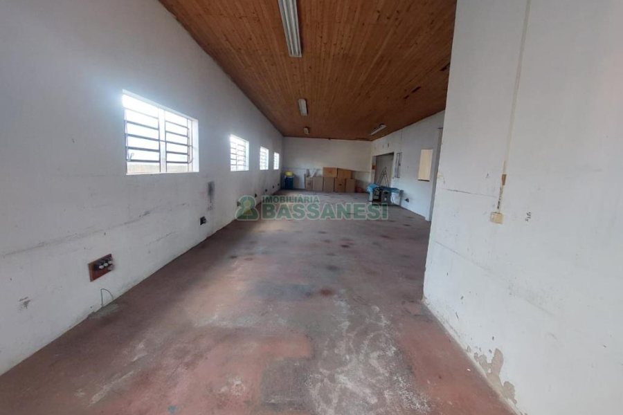 Pavilhão com 520m², no bairro Pio X em Caxias do Sul para Comprar