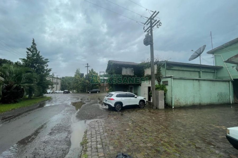 Pavilhão com 700m², no bairro Desvio Rizzo em Caxias do Sul para Comprar
