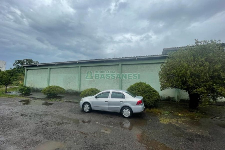 Pavilhão com 700m², no bairro Desvio Rizzo em Caxias do Sul para Comprar