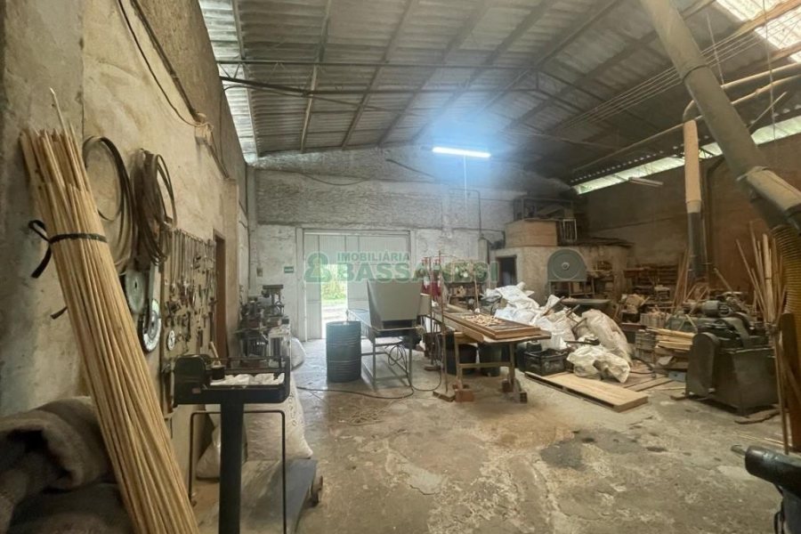 Pavilhão com 700m², no bairro Desvio Rizzo em Caxias do Sul para Comprar