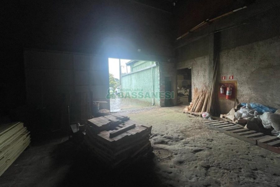 Pavilhão com 700m², no bairro Desvio Rizzo em Caxias do Sul para Comprar