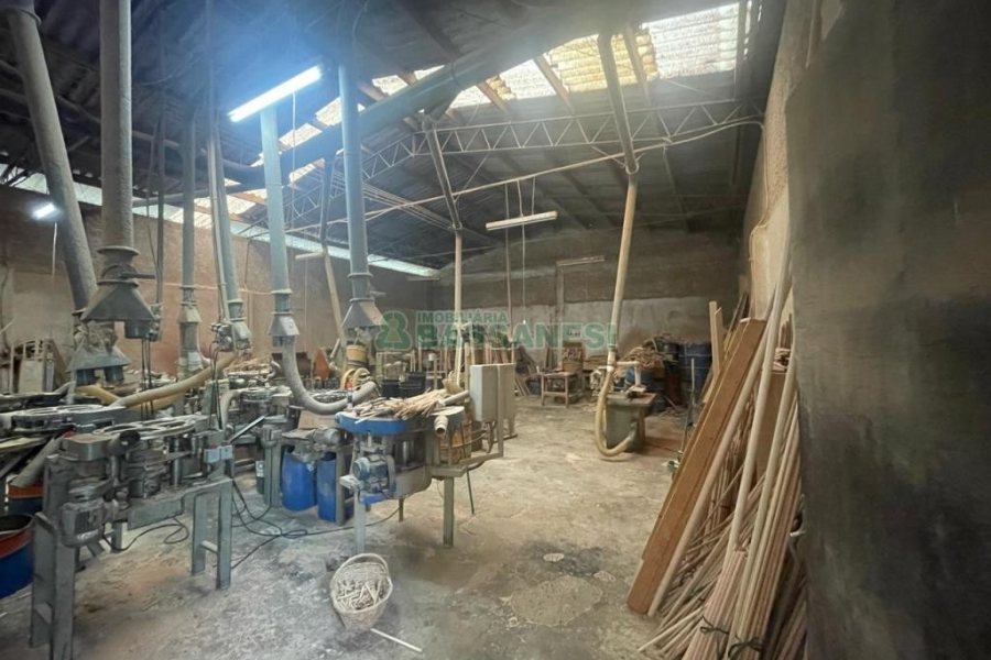 Pavilhão com 700m², no bairro Desvio Rizzo em Caxias do Sul para Comprar