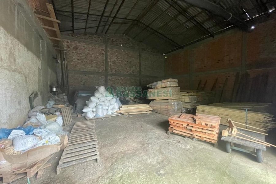 Pavilhão com 700m², no bairro Desvio Rizzo em Caxias do Sul para Comprar
