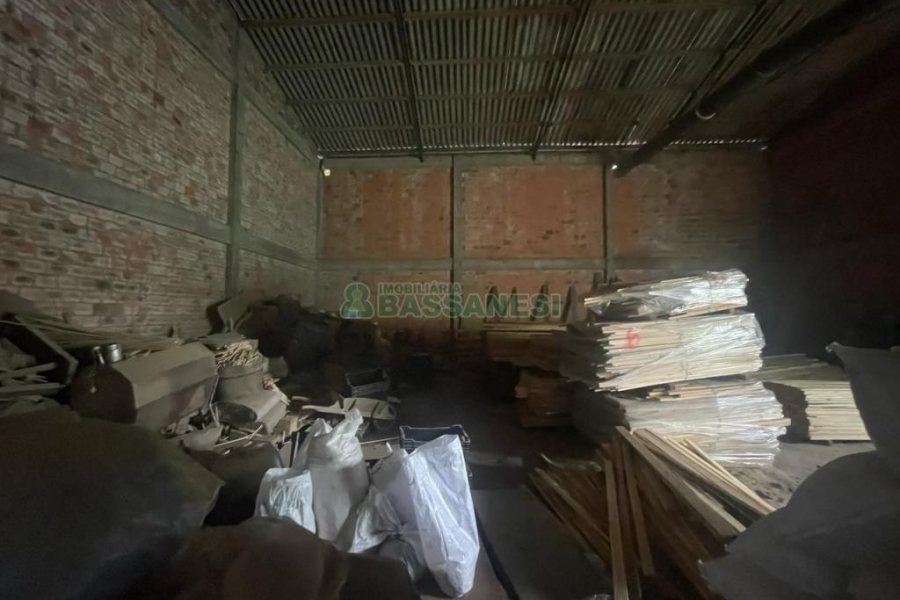 Pavilhão com 700m², no bairro Desvio Rizzo em Caxias do Sul para Comprar