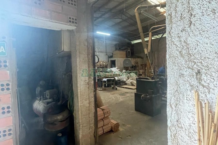 Pavilhão com 700m², no bairro Desvio Rizzo em Caxias do Sul para Comprar