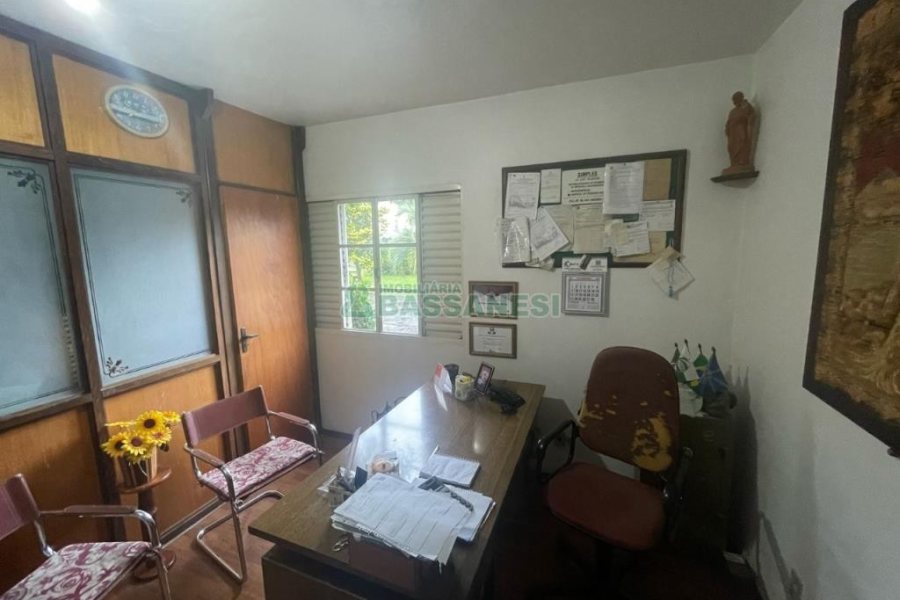 Pavilhão com 700m², no bairro Desvio Rizzo em Caxias do Sul para Comprar