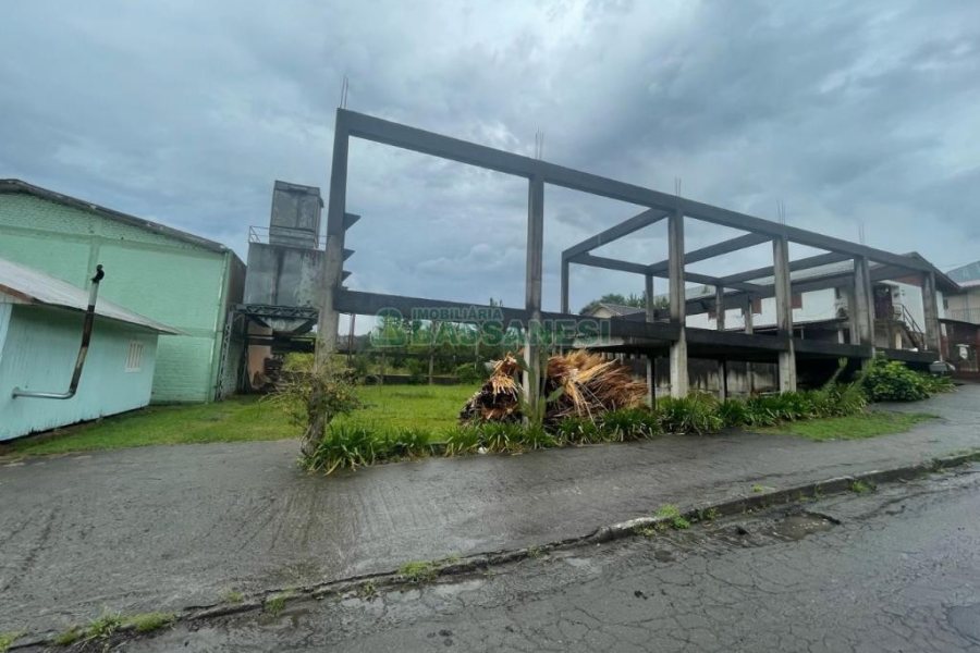 Pavilhão com 700m², no bairro Desvio Rizzo em Caxias do Sul para Comprar