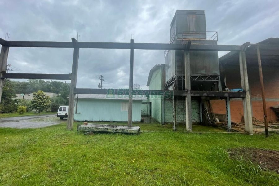 Pavilhão com 700m², no bairro Desvio Rizzo em Caxias do Sul para Comprar
