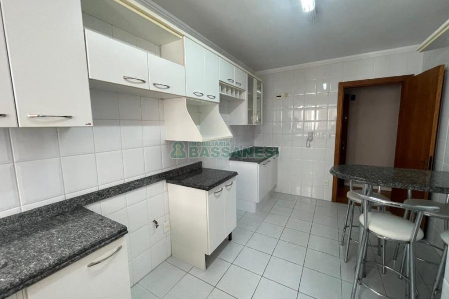Apartamento com 80m², 2 dormitórios, 1 vaga, no bairro Pio X em Caxias do Sul para Comprar