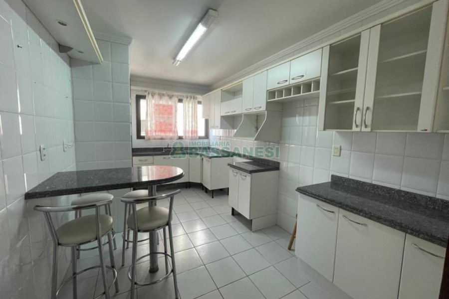 Apartamento com 80m², 2 dormitórios, 1 vaga, no bairro Pio X em Caxias do Sul para Comprar