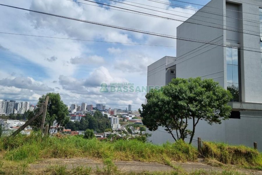Terreno com 411m², no bairro Cinqüentenário em Caxias do Sul para Comprar