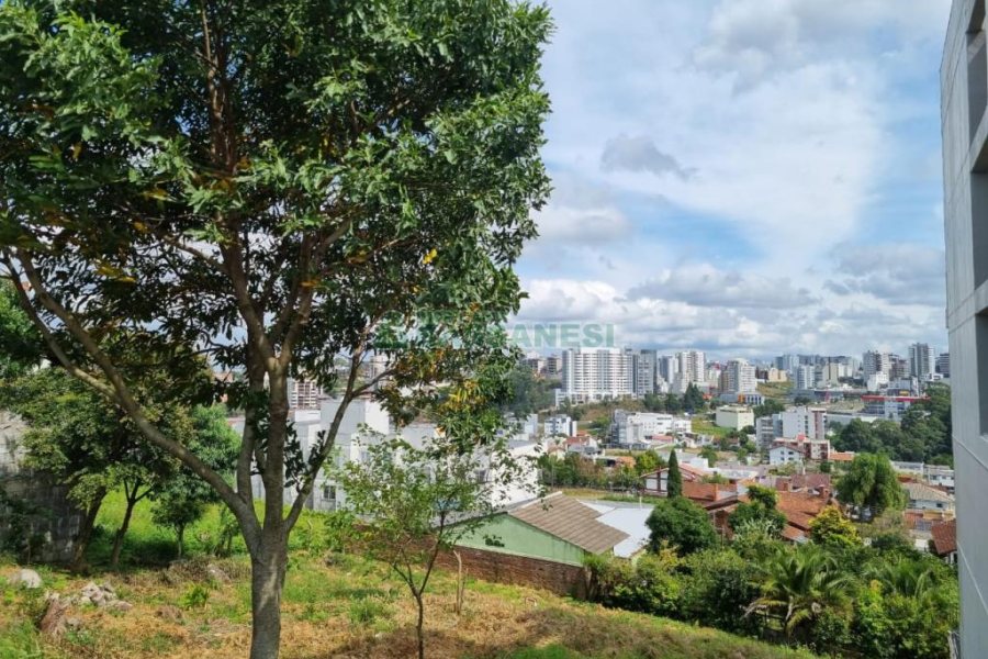 Terreno com 411m², no bairro Cinqüentenário em Caxias do Sul para Comprar