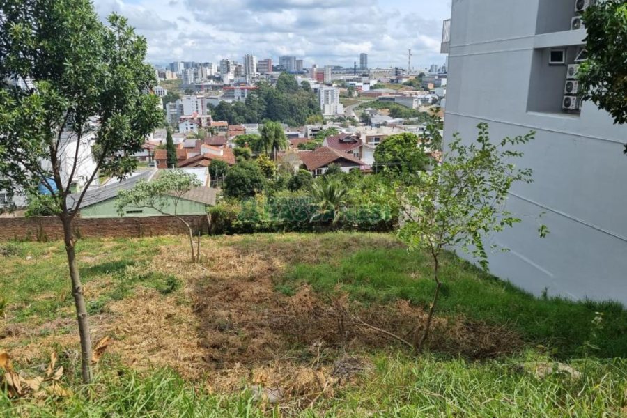Terreno com 411m², no bairro Cinqüentenário em Caxias do Sul para Comprar