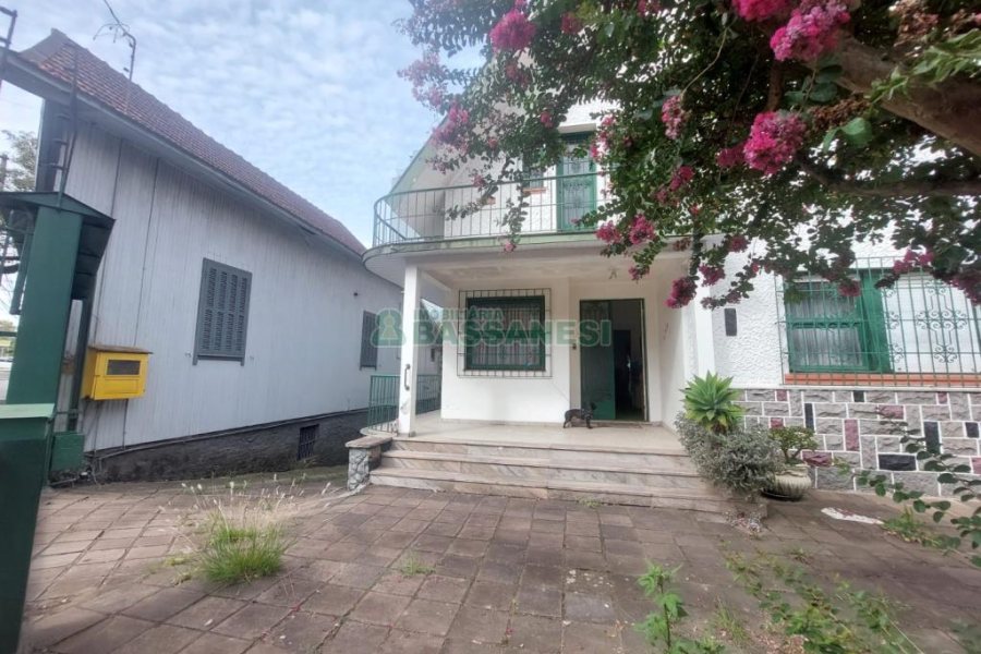 Casa Comercial com 600m², 5 dormitórios, no bairro Rio Branco em Caxias do Sul para Comprar