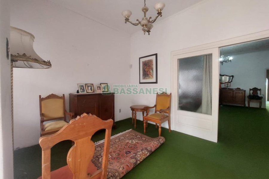 Casa Comercial com 600m², 5 dormitórios, no bairro Rio Branco em Caxias do Sul para Comprar