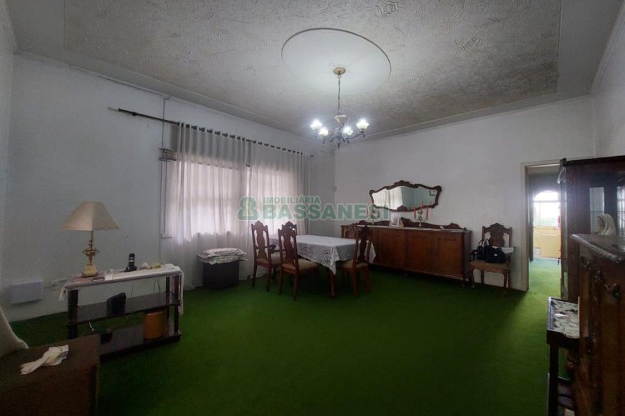 Casa Comercial com 600m², 5 dormitórios, no bairro Rio Branco em Caxias do Sul para Comprar