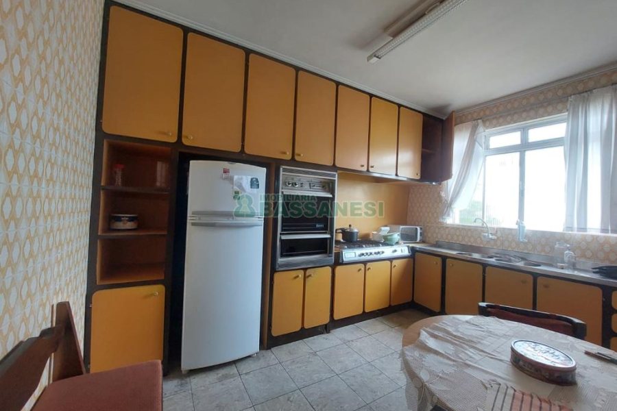 Casa Comercial com 600m², 5 dormitórios, no bairro Rio Branco em Caxias do Sul para Comprar