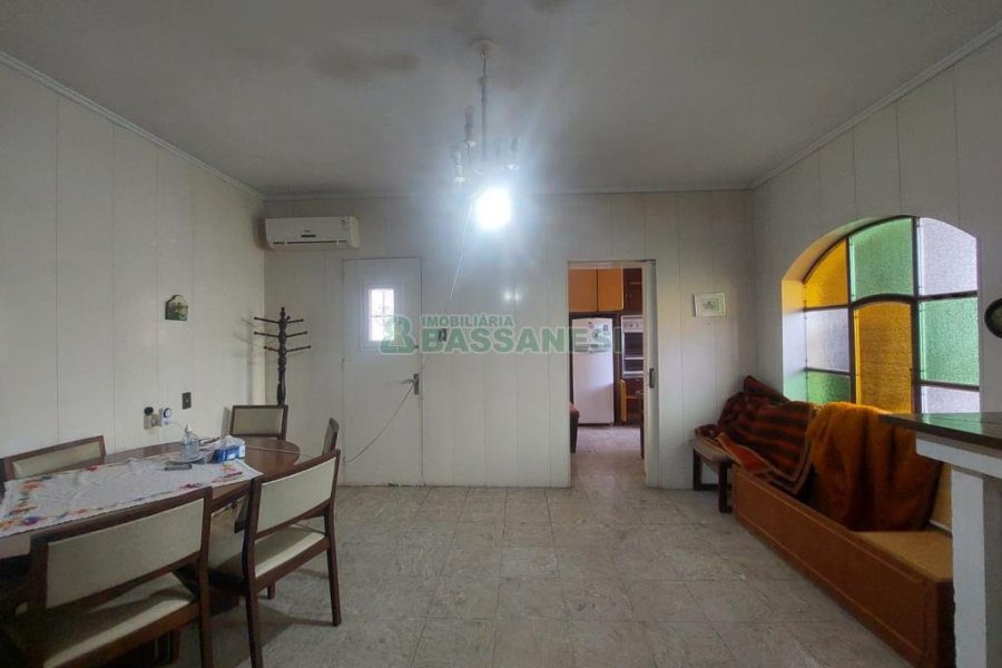 Casa Comercial com 600m², 5 dormitórios, no bairro Rio Branco em Caxias do Sul para Comprar