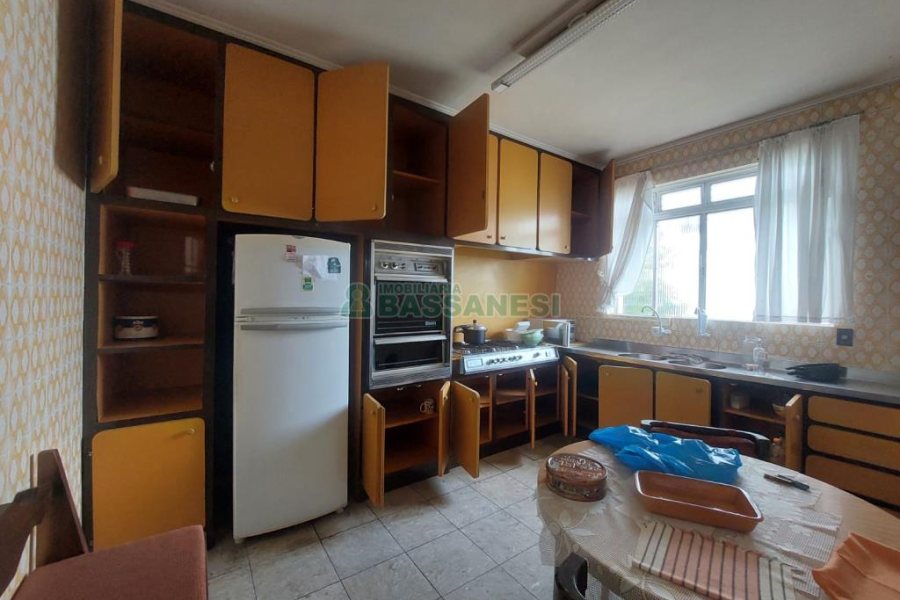 Casa Comercial com 600m², 5 dormitórios, no bairro Rio Branco em Caxias do Sul para Comprar