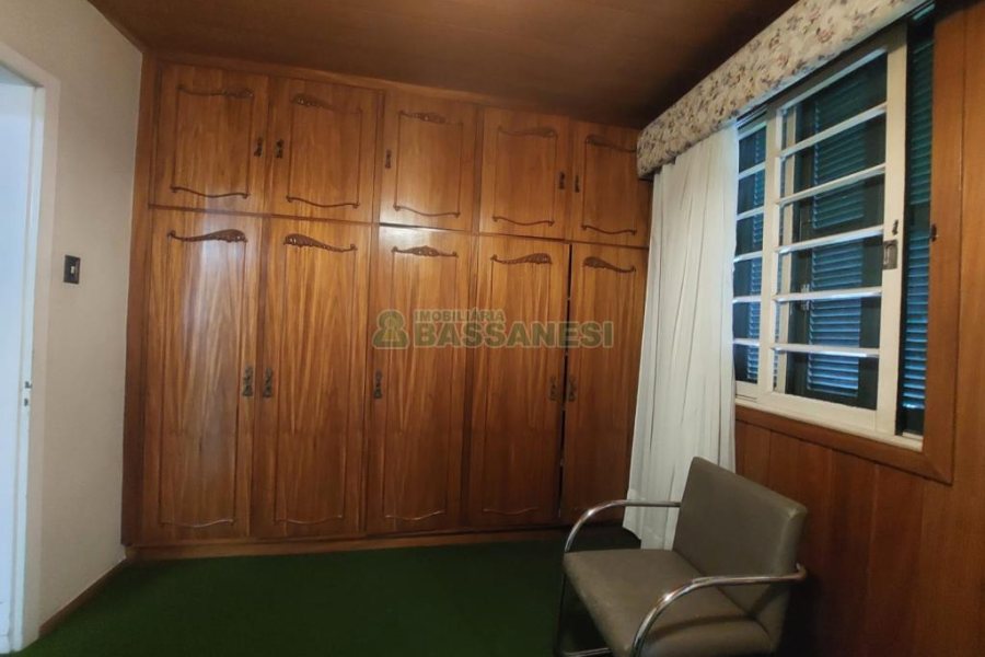 Casa Comercial com 600m², 5 dormitórios, no bairro Rio Branco em Caxias do Sul para Comprar