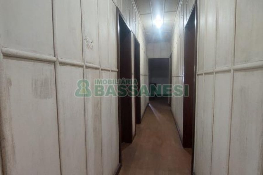 Casa Comercial com 600m², 5 dormitórios, no bairro Rio Branco em Caxias do Sul para Comprar
