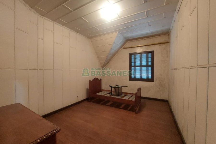 Casa Comercial com 600m², 5 dormitórios, no bairro Rio Branco em Caxias do Sul para Comprar