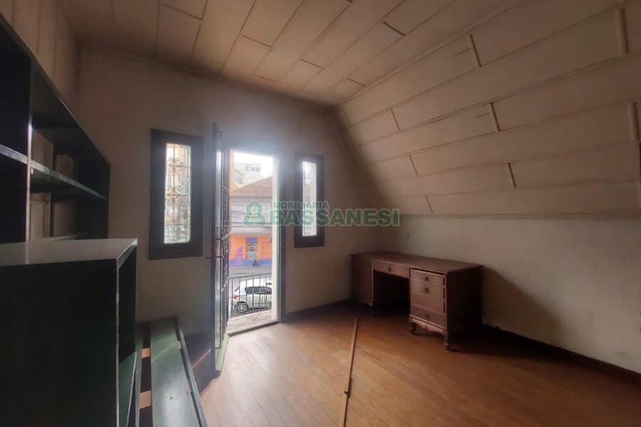 Casa Comercial com 600m², 5 dormitórios, no bairro Rio Branco em Caxias do Sul para Comprar