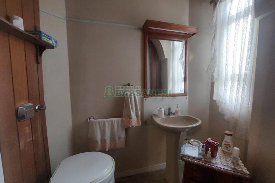 Casa Comercial com 600m², 5 dormitórios, no bairro Rio Branco em Caxias do Sul para Comprar