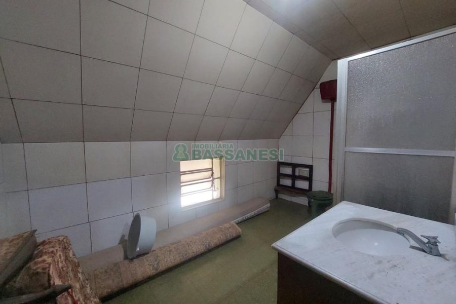 Casa Comercial com 600m², 5 dormitórios, no bairro Rio Branco em Caxias do Sul para Comprar