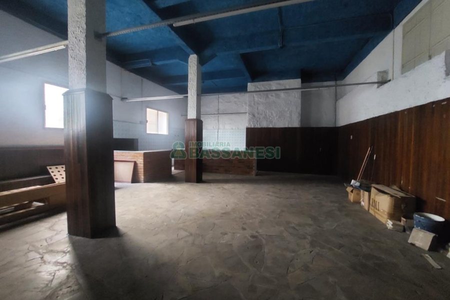 Casa Comercial com 600m², 5 dormitórios, no bairro Rio Branco em Caxias do Sul para Comprar